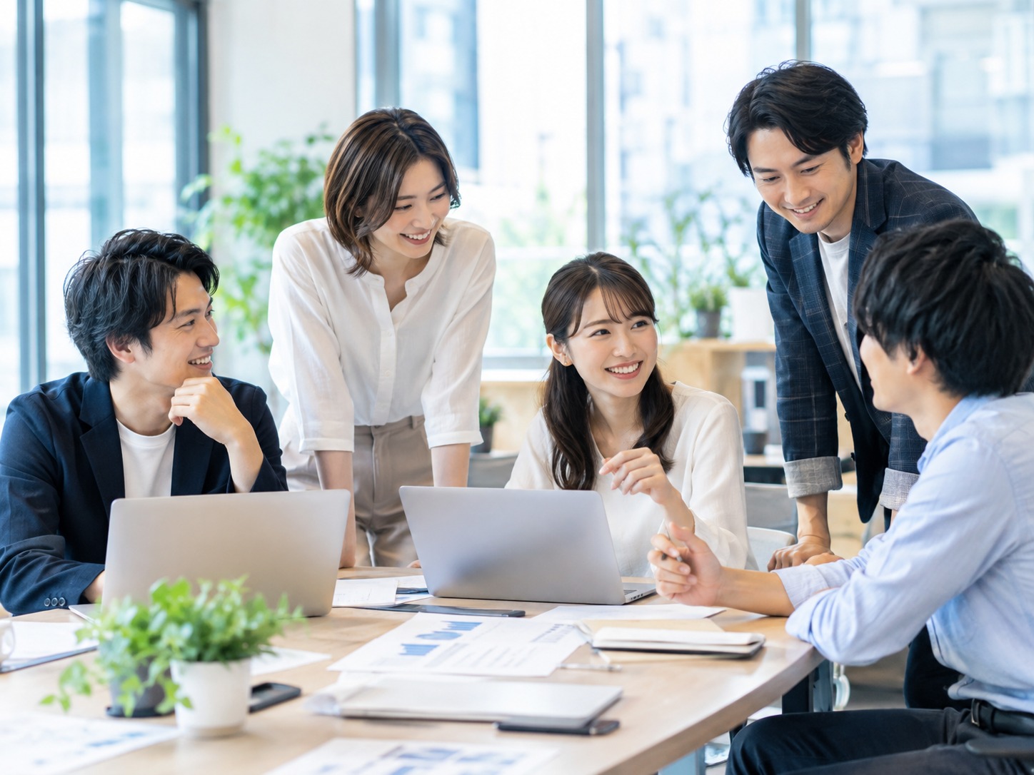 オフィスで協力して仕事を進めるチーム